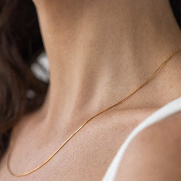 NEW SNAKE CHAIN 18K GOLD THIN NECKLACE, NICE NECKLACE, CUTE NECKLACE.